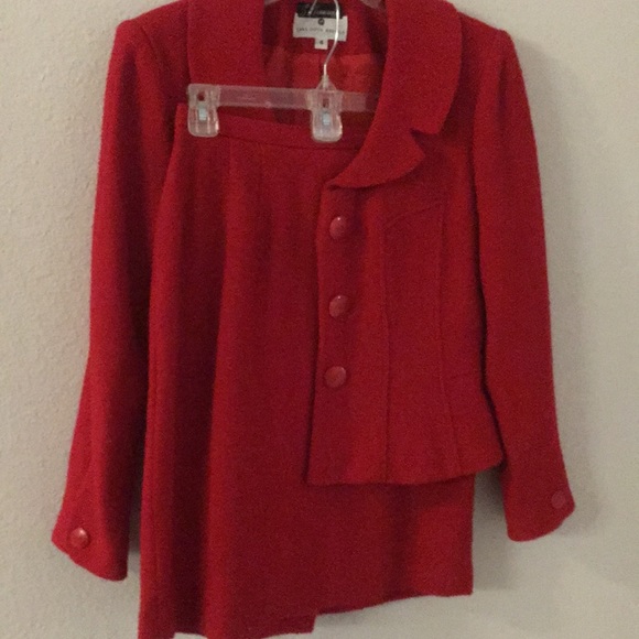 Red suit - Picture 2 of 3